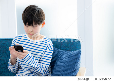 リビングでスマホを見る子供 101345072