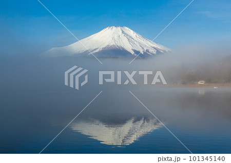 夜明けの山中湖の朝霧に浮かぶ浮かぶ富士山 101345140