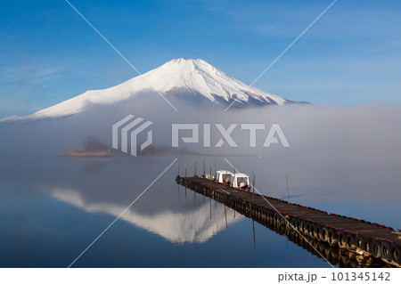 夜明けの山中湖の朝霧に浮かぶ浮かぶ富士山 101345142