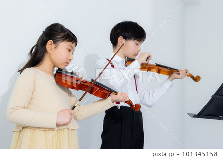 バイオリンを弾く子供 101345158
