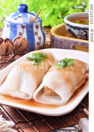 Steamed rice rolls with fresh prawn filling Steamed rice rolls with fresh prawn filling 101345169