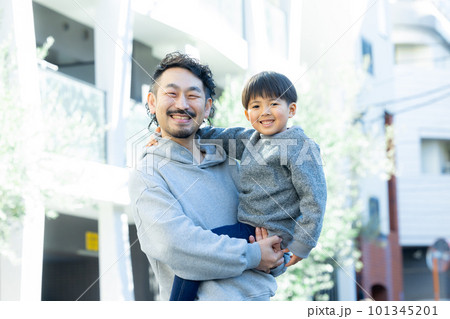 父親に抱っこされている子供 父親に抱っこされている子供 101345201