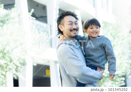 父親に抱っこされている子供 101345202