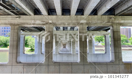 合わせ鏡のような橋脚パターンと橋桁が映える橋の下の風景〈乙川河川敷(殿橋)/愛知県岡崎市〉 合わせ鏡のような橋脚パターンと橋桁が映える橋の下の風景〈乙川河川敷(殿橋)/愛知県岡崎市〉 101345277