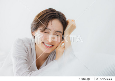 ベッドルームの女性　　 101345333