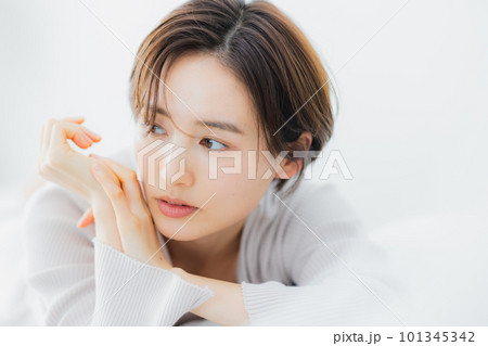 ベッドルームの女性　　 101345342