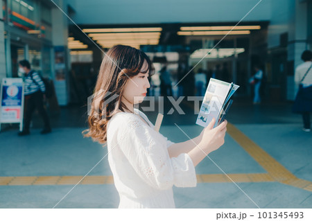 ホームでマップとスマホを見ている女性 101345493