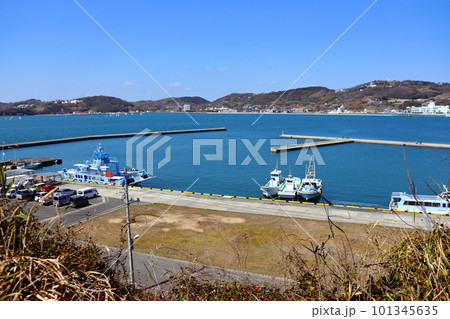 瀬戸内 前島港と対岸の牛窓地区 101345635