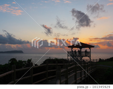 西表島　うなりざき公園展望台から海に沈む夕日を臨む人々 101345929