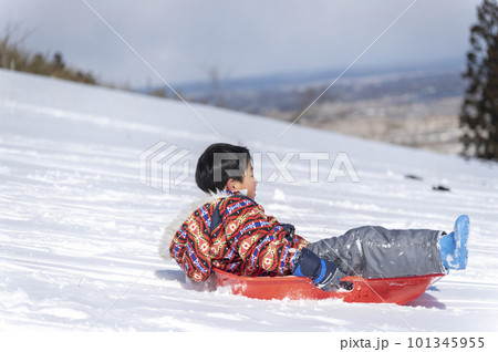 ソリ滑りをする男の子 ソリ滑りをする男の子 101345955