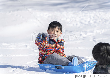 ソリ滑りをする男の子 101345957