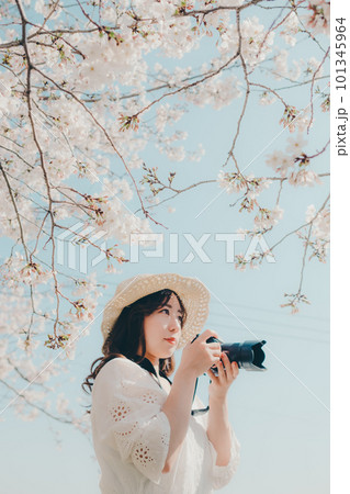 桜とカメラを持つ女性 101345964