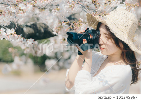 桜とカメラを持つ女性 101345967