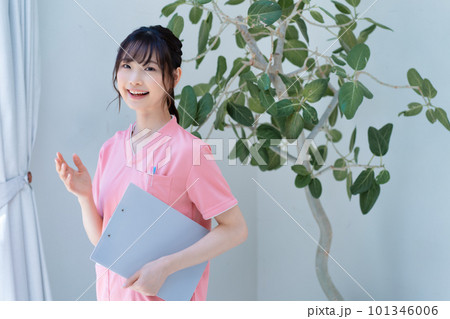カルテを持つ若い女性 カルテを持つ若い女性 101346006