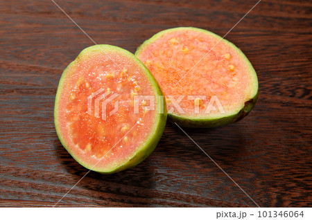 南国のトロピカルフルーツ、グアバ 101346064
