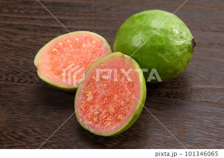 南国のトロピカルフルーツ、グアバ 101346065