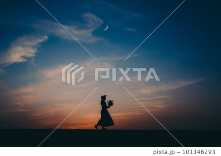 ドライフラワーを持ったシルエットの女性 101346293