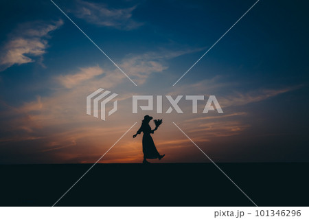 ドライフラワーを持ったシルエットの女性 ドライフラワーを持ったシルエットの女性 101346296