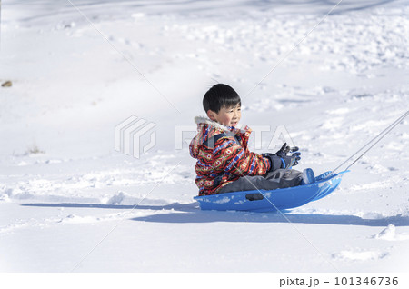 ソリ滑りをする男の子 101346736