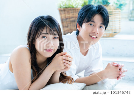 寝転んでリラックスするカップル 101346742