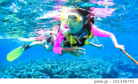 沖縄　阿嘉島でスノーケルをする親子　水中撮影 101346755