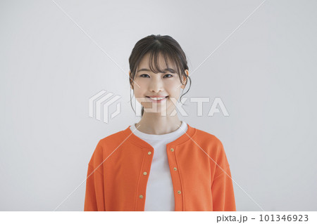 カメラ目線の若い女性 101346923