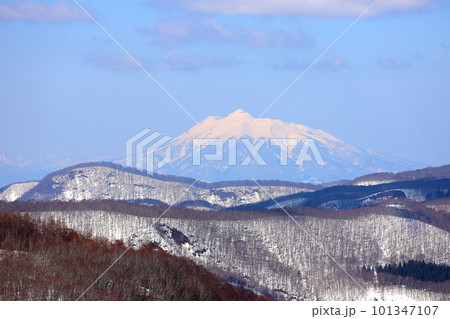 城ヶ倉大橋周辺から臨む雪を冠した早春の岩木山 101347107
