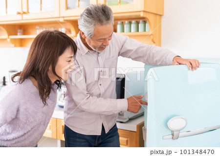 料理をするミドル 夫婦　冷蔵庫 101348470