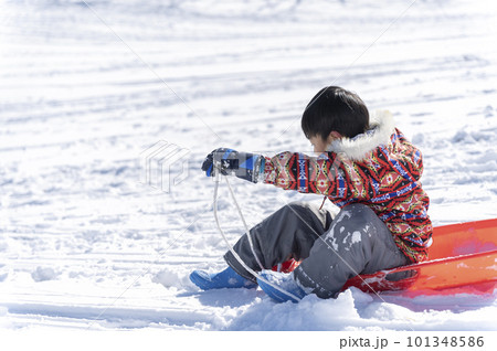 ソリ滑りをする男の子 101348586