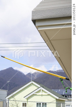 電線につけられた防護管(住宅リフォーム工事の準備) 電線につけられた防護管(住宅リフォーム工事の準備) 101350124