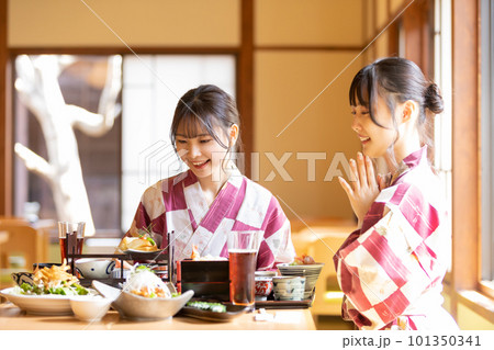 旅館で食事をする浴衣の女性 101350341