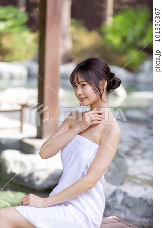 のんびり露天風呂に入る若い女性 のんびり露天風呂に入る若い女性 101350367
