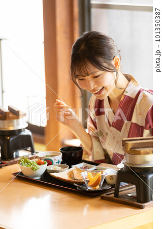 旅館で食事をする浴衣姿の女性 旅館で食事をする浴衣姿の女性 101350387