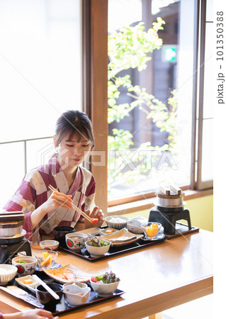 旅館で食事をする浴衣姿の女性 旅館で食事をする浴衣姿の女性 101350388