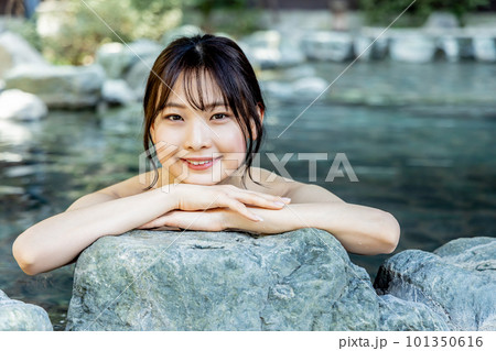 のんびり露天風呂に入る若い女性 のんびり露天風呂に入る若い女性 101350616