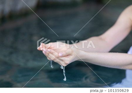 温泉のお湯を掬う手 101350629