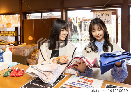 スパで浴衣を選ぶ女性 101350639