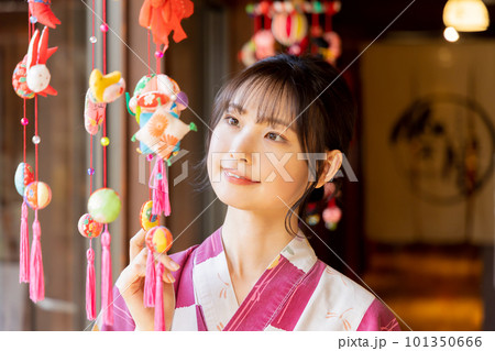 吊し雛と若い女性 101350666