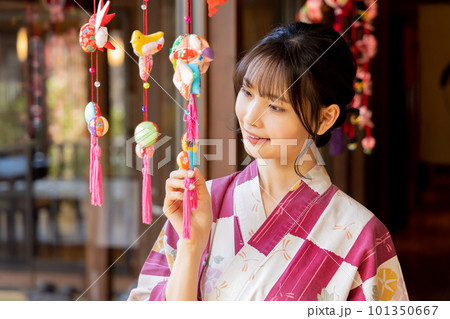 吊し雛と若い女性 吊し雛と若い女性 101350667