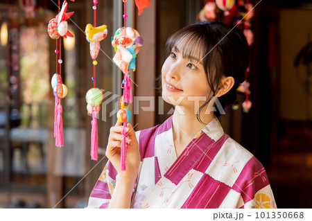 吊し雛と若い女性 101350668