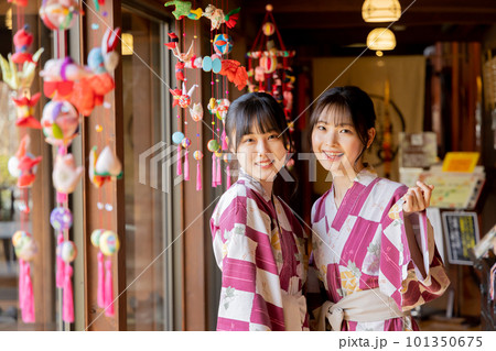 吊し雛と若い女性 吊し雛と若い女性 101350675