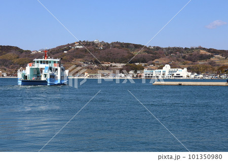 瀬戸内 前島を出港するフェリーと対岸の牛窓地区 瀬戸内 前島を出港するフェリーと対岸の牛窓地区 101350980