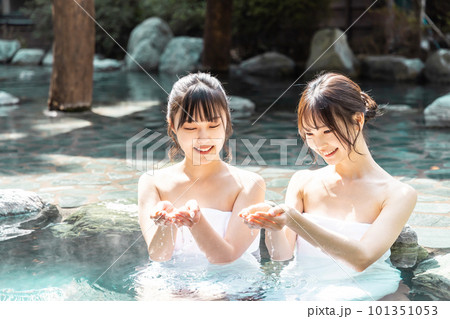 のんびり露天風呂に入る2人の若い女性 101351053