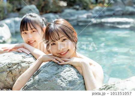 のんびり露天風呂に入る2人の若い女性 のんびり露天風呂に入る2人の若い女性 101351057