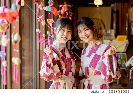 吊し雛と若い女性 101351081