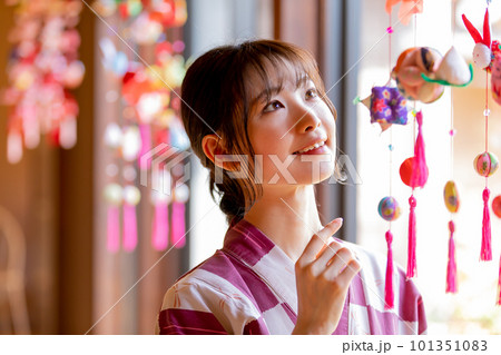 吊し雛と若い女性 101351083