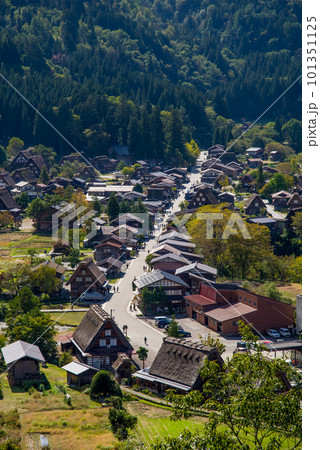 【世界遺産白川郷】荻町城跡展望台 から見た合掌造り集落 101351125
