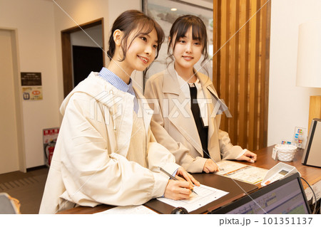 ホテルにチェックインする若い女性 ホテルにチェックインする若い女性 101351137