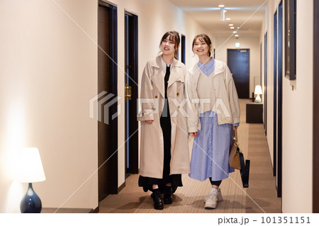 ホテルにチェックイン後、部屋に移動する若い女性 101351151