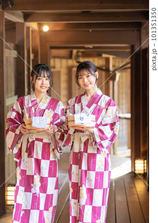旅館の渡り廊下を歩き温泉に向かう若い女性 旅館の渡り廊下を歩き温泉に向かう若い女性 101351350